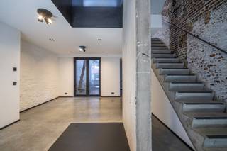 This is a unique opportunity to rent a beautiful, renovated home in the heart of the city. This house for rent in Kortrijk combines an industrial...