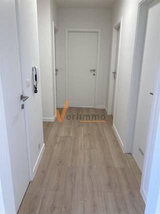 <p><span>Prachtig gerenoveerd appartement op een 1ste verdiep te Schoten.</span></p><p><span> </span></p><p><span>Zeer rustige ligging nabij park van Schoten</span></p><p><span> </span></p><p><span>Het appartement beschikt over een inkomhal, een woonkamer met veel lichtinval en aanpalend een keuken met gas kookplaat, een badkamer met ligbad, wc, lavabo in meubel en wasmachine voorziening, verder een praktische berging en  achteraan 1 slaapkamer  en bureau/dressing , mogelijkheid voor +/-20m² privé tuin.</span></p><p><span> </span></p><p><span>-> geschikt voor 1 à 2 personen.</span></p><p><span>-> onmiddellijk beschikbaar</span></p><p><span>-> volledig gerenoveerd.</span></p><p><span>-> cv op gas</span></p><p><span>-> nieuwe laminaat en vloeren</span></p><p><span>-> EPC: 213</span></p><p><span>-> algemenen onkosten: 54€</span></p>