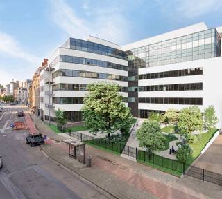 <p>The Compass is een modern kantoorgebouw met 6.877 m² flexibel in te delen kantoorruimte over zes verdiepingen. De ruimtes zijn ontworpen om optimaal gebruik te maken van natuurlijk licht en bieden een prachtig uitzicht op stad en park.</p>
<p>Het gebouw beschikt over klimaatplafondpanelen die passieve verwarming en koeling mogelijk maken, wat zorgt voor een aangenaam binnenklimaat en een energie-efficiënte werking. De indeling kan eenvoudig worden aangepast aan de noden van uw onderneming, met ruimte voor kantoren, vergaderruimtes en stille werkzones.</p>
<p>Compass biedt tal van moderne voorzieningen, waaronder parkeerplaatsen, laadpunten voor elektrische voertuigen, fietsenstallingen en douches. Dankzij de BREEAM “Excellent” certificering, zonnepanelen en warmtepompen is dit gebouw een toonbeeld van duurzaam en toekomstgericht werken.</p>
<p>Gelegen in een levendige buurt met diverse eetgelegenheden, vormt Compass een ideale werkomgeving voor bedrijven die comfort, duurzaamheid en bereikbaarheid willen combineren.<br /><br /></p>
<p>Financieel<br />Huurprijs kantoorruimte: €185/m²/jaar (excl. kosten)<br />Huurprijs parking: €1.500/plaats/jaar<br />huurprijs parking met laadpunt: €1.850/plaats/jaar</p>