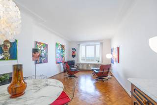 KARAKTERVOL APPARTEMENT MET PRACHTIG ZEEZICHT OP DE ALBERT I PROMENADE<br />In de standingvolle residentie Des Nations, gelegen op de Albert I Promenade 16 te Oostende, bevindt zich dit charmante éénslaapkamerappartement op de derde verdieping. Het appartement is bijzonder karaktervol ingericht en geniet van een prachtig uitzicht op zee en de zeedijk. Bij helder weer reikt het zicht zelfs tot aan de duinen richting De Haan.<br />De indeling omvat een inkomhal die toegang geeft tot de lichtrijke woonkamer met prachtig zeezicht. De keuken is afzonderlijk toegankelijk vanuit de inkomhal en beschikt over een balkon aan de achterzijde van het appartement. Verder beschikt het appartement over een slaapkamer en een badkamer uitgerust met douche, lavabo en toilet.<br />Het appartement geniet van een schitterende ligging op de zeedijk, vlakbij het station, in een standingvolle residentie.<br />• Oppervlakte: 60 m²<br />• Berging in de residentie<br />• Mogelijkheid tot aankoop van een autostandplaats in het Europacentrum<br />• Onmiddellijk beschikbaar<br />• Centrale verwarming op aardgas<br />• EPC: 136