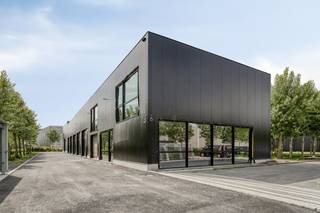 Nieuwbouw magazijn van ca. 200 m² met kantoor van ca. 24 m² te huur in Wevelgem. Inclusief 4 staanplaatsen.Het project bestaat uit 6...