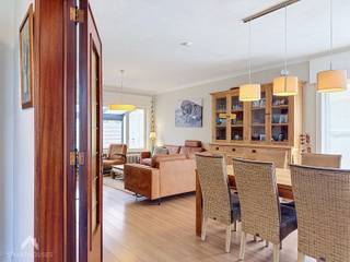 <p>Charmante halfopen bebouwing gelegen in de gezellige straat, uiterst gunstig nabij winkels, diensten, openbaar vervoer, het station en de autosnelweg. De woning combineert authentieke elementen met modern wooncomfort en beschikt over een ruime inkomhal, een lichtrijke leefruimte met zit- en eethoek en open haard, een moderne leefkeuken voorzien van alle comfort met aansluitende berging en een lichtrijke woonveranda met toilet. Vanuit de veranda is er doorgang naar de garage met was- en droogvoorzieningen en toegang tot het gezellige terras en de tuin met tuinberging. Op de verdieping bevinden zich drie slaapkamers en een badkamer met toilet, lavabo en douche. Via een schuiftrap is de ruime bergzolder bereikbaar.</p>
<p>Extra troeven:</p>
<ul>
<li>Gunstig EPC C dicht bij B</li>
<li>Voorzien 15 zonnepanelen</li>
<li>Thuisbatterij 10 KwH</li>
<li>Volledig vernieuwd dak in 2025 (asbestvrij)</li>
<li>Conforme elektrische keuring</li>
<li>Regenwaterput van 3.000 liter</li>
<li>Rustige doch centrale ligging</li>
<li>Authentiek elementen</li>
<li>Instapklaar</li>
</ul>
<p>Deze woning is te koop ZONDER makelaar via het concept van Smart Houses! Wenst u verdere inlichtingen of een bezoek? Contacteer rechtstreeks de eigenaar via <span>+32497469065</span></p>
