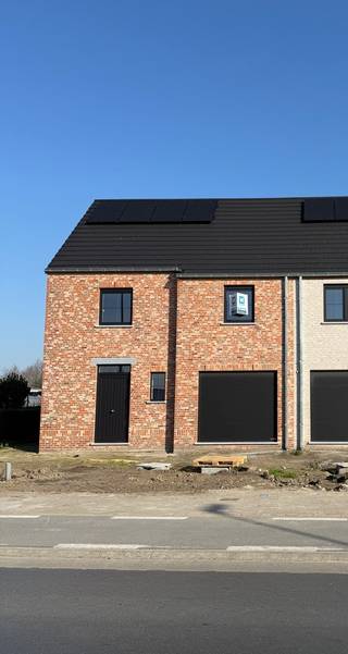 Hectaar bouwt twee halfopen woningen in Wingene. Deze zijn uitgerust met een lucht-water warmtepomp, wat resulteert in een aanzienlijk lagere energierekening en een duurzame woonomgeving. <br />De woningen worden gebouwd op een perceel van 6a13ca (lot 01) en 5a44ca (lot 02) en bieden een bewoonbare oppervlakte van 154,36m². Dankzij de doordachte indeling, grote ruimtes en lichtrijke leefomgeving geniet u hier van maximaal wooncomfort. <br /><br /><strong>Extra troeven van de woningen:</strong>
<ul>
	<li>Op een steenworp van het centrum</li>
	<li>Vloerverwarming in combinatie met lucht-water warmtepomp</li>
	<li>3 volwaardige slaapkamers</li>
	<li>Inpandige garage voorzien met een elektrische garagepoort</li>
	<li>Ruime percelen voorzien van omheining en een volledig aangelegde tuin (oprit, terras, grasmatten)</li>
</ul>
Graag meer informatie?<br />Neem contact met ons op voor meer informatie of plan een afspraak in voor een bezichtiging. 