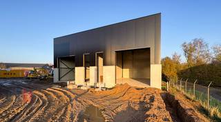 Nieuwbouw KMO-unit van 106 m² met privatieve ruime parkeerplaats te huur. Fenomenaal gelegen aan de rand van Brussel te ZELLIK, nabij de bedrijvige...