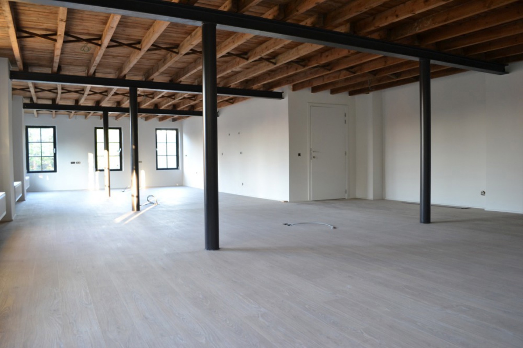 Kantoorruimte met veel lichtinval in een gerenoveerd authentiek pand - foto 3