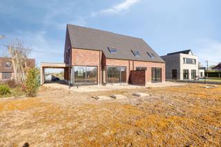 <span><span><strong>Residentieel wonen in het landelijke Edewalle (Kortemark) met open groen verzicht</strong><br /><br />Ontdek <strong>EDEWALL II</strong>, een exclusief en <strong>kleinschalig nieuwbouwproject</strong> bestaande uit slechts<strong> 2 halfopen woningen</strong>, gelegen langs de vlot bereikbare Edewallestraat in het charmante Edewalle, deelgemeente van Kortemark.<br />Deze hedendaagse woningen in een stijlvolle <strong>pastorie-architectuur</strong> combineren een <strong>rustige, groene woonomgeving</strong> met hedendaags comfort en uitstekende bereikbaarheid. Dankzij de ruime percelen geniet u achteraan van een aangenaam open groen zicht, wat zorgt voor een uniek gevoel van rust en ruimte.<br />Met een<strong> bewoonbare oppervlakte van ca. 154 m² tot 162 m² </strong>beschikken beide woningen over een praktische indeling met <strong>3 volwaardige slaapkamers</strong>, een lichtrijke leefruimte met zicht op de tuin, een <strong>carport </strong>en bijkomende parkeergelegenheid.<br /><br />De indeling van de woningen werd doordacht uitgewerkt met veel aandacht voor wooncomfort en functionaliteit:<br />Gelijkvloers: Inkom- en traphal, apart toilet, ruime woonkamer met zithoek en eetplaats, open ingerichte keuken, wasplaats en berging.<br />Eerste verdieping: Trap- en nachthal met zolderluik, 3 volwaardige slaapkamers, apart toilet en een ruime badkamer uitgerust met een douche, ligbad en dubbel lavabomeubel.<br />Tweede verdieping: Praktische bergzolder.<br />Exterieur: Aan te leggen voortuin met oprit en carport, alsook een omheinde nog aan te leggen achtertuin waar u in alle rust kan genieten van het groene verzicht.<br /><br />Naast wooncomfort werd ook sterk ingezet op <strong>energiezuinigheid en kwalitatieve materialen</strong>.<br />Zo worden de woningen uitgerust met onder meer:<br />✔ <strong>Warmtepomp met vloerverwarming</strong>; <br />✔ Hoogwaardig isolatiepakket;<br />✔ Ventilatiesysteem C+;<br />✔ <strong>Regenwaterput van 10.000 liter</strong>;<br />✔ Kwalitatieve keuken- en sanitaire afwerking;<br />✔ Veel natuurlijke lichtinval;<br />✔ Ruime en functionele indeling.<br /><br />Beide woningen bevinden zich momenteel in casco staat en worden verder afgewerkt in samenspraak met de koper. Dit biedt een unieke opportuniteit om uw toekomstige woning nog mee vorm te geven volgens uw eigen smaak en wensen.<strong> Eigen materiaalkeuzes en eventuele upgrades zijn nog mogelijk in overleg met de bouwheer.</strong><br />Het lastenboek en de plannen kunnen op eenvoudige aanvraag verkregen worden. Vraag deze gerust op via ons kantoor.<br /><br /><strong>Oplevering bij akte. </strong>Bijkomend interessant: De verkoop gebeurt niet onder het btw-stelsel, maar onder het stelsel van registratierechten, waardoor het <strong>voordeeltarief van 2% mogelijk</strong> van toepassing kan zijn (onder voorbehoud van de geldende voorwaarden).<br /><br />Meer info gewenst of graag een bezoek ter plaatse? Bel Diksimmo op het nummer 051 50 11 51 of mail naar diksmuide@diksimmo.be.</span></span>