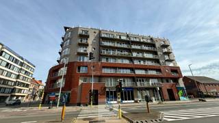 Ontdek dit gezellige appartement met ideale ligging in het centrum van Deinze, op wandelafstand van winkels, horeca, openbaar vervoer en alle dagelijkse voorzieningen.<br /><br />Via de inkomhal komt u terecht in de ruime en lichtrijke leefruimte, waar grote raampartijen zorgen voor veel natuurlijk licht. De open ingerichte keuken sluit perfect aan op de leefruimte en biedt alle comfort voor het dagelijkse leven. Verder beschikt het appartement over één ruime slaapkamer, een badkamer met douche en een praktische berging met aansluiting voor een wasmachine.<br /><br />Het aangename terrasje vormt bovendien een extra troef en biedt een fijne plek om buiten te genieten.<br /><br />Dankzij de centrale ligging en de functionele indeling is dit appartement de ideale woonst voor starters, alleenstaanden of investeerders die op zoek zijn naar een eigendom met een uitstekende ligging in het bruisende centrum van Deinze.<br /><br />Het appartement is verhuurd.
