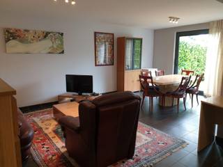 <p><strong>Volledig gemeubeld appartement op het gelijkvloers met privé tuin en terras, in het centrum van Zaventem.</strong></p>
<p>Ruime living (30m²) met open ingerichte keuken, welke voorzien is van vaatwasser, oven, koelkast en keramische kookplaat. Slaapkamer (10m²) met aansluitend douchekamer.<br />Berging/wasplaats voorzien van wasmachine. Aparte wc.<br />Buiten: grote privé tuin (west) met terras.<br /><strong>Huurprijs ALL IN! (elektriciteit, water, verwarming en internet)</strong></p>