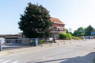 VALIMMAS verhuurt in het centrum van Asse deze welgelegen handelsruimte/opslagplaats met parking (voormalige Gamma).
- handelsruimte / magazijn (± 1.900m²): gepolierde betonvloer – grotendeels TL-verlichting – warmeluchtblazers – brandhaspels - inkom: dubbele automatische schuifdeur – grote sectionaalpoort – nooduitgang
- bureel naast inkom
- burelen/archief op verdieping
- sanitair
- overdekte open ruimte vooraan (± 290m²)
- geasfalteerde parkings links en rechts vooraan = ±40 staanplaatsen (± 680m² + 450m²)