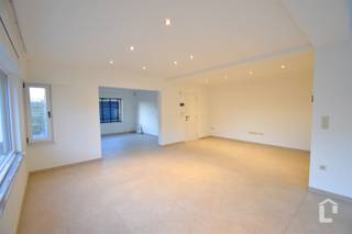 Hyper-gerenoveerde, energiezuinige (2050-proof) woning in landelijke, residentiële wijk Deze woning ligt in een rustige, residentiële wijk in Eke,...