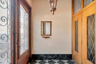 Ben jij op zoek naar een woning die je volledig naar je eigen hand kunt zetten? Zoek niet verder!Deze karaktervolle woning uit 1950, gelegen op een...