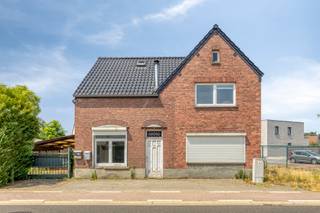 <p>Op een centrale ligging bevindt zich deze open bebouwing met twee afzonderlijke entiteiten, een interessante opportuniteit voor investeerders of kandidaat-kopers die op zoek zijn naar een vastgoedproject met tal van mogelijkheden. Het gebouw dient verder gerenoveerd te worden, maar beschikt over een sterke basis en biedt heel wat potentieel om de waarde verder te verhogen.</p><p></p><p>Eén van de twee entiteiten is momenteel verhuurd, waardoor je onmiddellijk geniet van een bestaande huuropbrengst. De tweede entiteit kan volledig naar eigen smaak en volgens de huidige woonnormen worden afgewerkt of gerenoveerd. Hierdoor biedt het pand een mooie combinatie van onmiddellijk rendement en toekomstgerichte meerwaarde.</p><p></p><p>De open bebouwing zorgt voor extra lichtinval en een aangename woonbeleving. Dankzij de veelzijdige indeling is dit gebouw geschikt voor verschillende invullingen, afhankelijk van jouw plannen en investeringsdoelstellingen.</p><p></p><p>De centrale ligging vormt een bijkomende troef. Winkels, openbaar vervoer, scholen en belangrijke verbindingswegen bevinden zich in de omgeving, wat het pand aantrekkelijk maakt voor zowel bewoners als huurders.</p><p></p><p>Ben je op zoek naar een investeringspand met twee entiteiten, een bestaande verhuur en een sterk renovatiepotentieel, dan nodigen wij je graag uit om de mogelijkheden van deze eigendom zelf te ontdekken.</p>