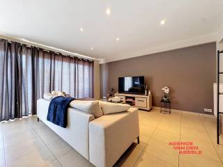 Dit charmante appartement in Sijsele biedt een comfortabele en lichte woonruimte met twee kamers. Dankzij de gunstige ligging geniet u hier van een aangename sfeer en tal van voorzieningen binnen handbereik. Deze woning is ideaal voor wie op zoek is naar een perfecte combinatie van rust en gemak.<br /><br />Het appartement beschikt over een praktische indeling met veel natuurlijk licht, waardoor het een warme en uitnodigende plek is om thuis te komen. De twee kamers kunnen naar eigen wens worden ingericht, zodat u het helemaal kunt aanpassen aan uw levensstijl. Bovendien is er mogelijkheid voor een gezellige buitenruimte bij het pand.<br /><br />Door de centrale ligging in Sijsele bent u snel verbonden met nabijgelegen steden en belangrijke uitvalswegen. Dit maakt het appartement aantrekkelijk voor gezinnen en pendelaars die comfort en bereikbaarheid waarderen. Een ideale plek om comfortabel te wonen en te genieten van het dagelijkse leven.<br /><br />Kosten: €12 forfait (jaarlijks geïndexeerd)