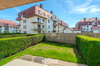 Dit sfeervolle appartement op de begane verdieping met één volwaardige slaapkamer is ideaal voor wie op zoek is naar een vast stekje voor een zorgeloze vakantie aan zee.<br /><br />Gelegen op de gelijkvloerse verdieping van het domein Green Garden, geniet u hier van een zongericht terras en een aangename tuin, perfect om te ontspannen en te genieten van de rustige omgeving.<br /><br />Het appartement maakt deel uit van een verzorgd domein met toegang tot een gemeenschappelijk zwembad, wat een echt vakantiegevoel garandeert. Bovendien bevindt u zich op korte afstand van tal van recreatieve voorzieningen, zoals een openbaar zwembad, padelterreinen, bowling, fitness, mini-golf, hoogteparcours, laser shooting en een escape room – voor ieder wat wils!<br /><br />Het appartement is volledig instapklaar en beschikt over een verzorgde keuken, wat zorgt voor extra comfort en gebruiksgemak.<br /><br />Voor meer informatie of een bezoek kunt u contact opnemen met Inti op inti@immofrancois.be of 0499 74 89 74.<br /><br />