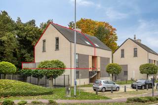 <p><strong>Heusden-Zolder</strong>: modern instapklaar duplex appartement met 3 slaapkamers, ruim terras, ondergrondse autostandplaats en berging.</p>
<p> </p>
<p>Dit appartement bevindt zich in een goed onderhouden, bescheiden residentie vlakbij dagelijkse voorzieningen zoals winkels, scholen, openbaar vervoer,.. en op wandelafstand van de groene omgeving.</p>
<p>Op de eerste verdieping leidt de inkomhal met gastentoilet ons naar een lichtrijke leefruimte met open keuken die via een groot schuifruim uitgeeft op het zuid georiënteerd terras.</p>
<p>De stijlvolle open trap leidt ons naar de verdieping van deze moderne duplex. Hier bevinden zich drie volwaardige slaapkamers, een badkamer en een apart toilet.</p>
<p>Uw wooncomfort wordt vervolledigd met een bovengrondse parkeerplaats, ondergrondse autostandplaats en bergruimte.</p>
<p> </p>
<p><strong>INDELING:</strong></p>
<ul><li>Verdieping +1: inkomhal, gastentoilet, woonkamer, eetkamer, keuken, terras</li><li>Verdieping +2: 3 slaapkamers, badkamer, toilet</li><li>Verdieping -1: ondergrondse autostandplaats, berging</li></ul>
<p><strong>TROEVEN:</strong></p>
<ul><li><strong>Energiezuinig</strong>: EPC label B</li><li><strong>Wooncomfort</strong>: 3 slaapkamers, groot terras, garage en kelderberging</li><li><strong>Vlotte bereikbaarheid</strong>: nabij invalsweg tussen Zonhoven en Beringen, op slechts 10 minuten rijden van oprit E314</li><li><strong>Rustige ligging</strong>: makkelijk bereikbaar en toch omgeven door groen, bosgebied op wandelafstand</li></ul>
<p>Interesse? Voor meer info of een bezoek contacteer Lio van ERA De Piramide via 013/31.14.00 of depiramide@era.be.</p>