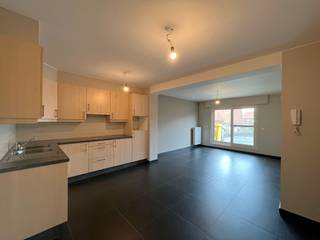 Dit appartement bevindt zich in het centrum van Geel te Dr. Van de Perrestraat 182 met alle faciliteiten (winkels, openbaar vervoer,...