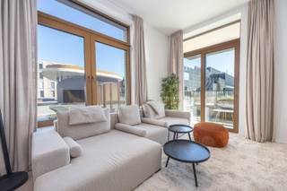 LUXUEUS GELIJKVLOERS DRIESLAAPKAMER APPARTEMENT <br />Gelegen in de nieuwbouw residentie O’Sea bieden wij u graag een prachtig drieslaapkamerappartement aan gelegen op het gelijkvloers. Het appartement bestaat uit een inkomhall, ruime woonkamer met terrassen waar u gezellig in de zon kunt zitten omringd door de prachtig aangelegde groenpartijen van de residentie, open volledig ingerichte keuken, drie slaapkamers, twee badkamers waarvan één met inloopdouche en de andere met een ligbad, afzonderlijk toilet, ruime berging met aansluiting voor wasmachine en droogtrommel. Dit appartement is instapklaar en onmiddellijk beschikbaar.
<ul>
	<li>Oppervlakte: 115 m²</li>
	<li>K.I. : € 1.168,00</li>
	<li>Fietsenberging in de residentie</li>
	<li>Individuele verwarming op aardgas</li>
	<li>Luxueuze afwerking met alle hedendaags comfort</li>
	<li>Epc: 40 - A-label - Elektriciteit conform</li>
</ul>