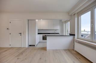 Ontdek dit prachtig gerenoveerde appartement in de Nerviërsstraat 140 te Asse, waar luxe en comfort hand in hand gaan.
Bij het binnenkomen word je verwelkomd door een stijlvolle inkomhal met apart gastentoilet en een luxueuze badkamer. De twee ruime slaapkamers liggen aan de rustige achterzijde en geven toegang tot een zonnig terras – ideaal om te genieten van de buitenlucht in alle privacy.
De lichtrijke leefruimte vormt het hart van het appartement en loopt harmonieus over in de hyper-uitgeruste keuken.
Dankzij het uitstekende EPC-label B woon je hier niet alleen in stijl, maar ook bijzonder energiezuinig.
Kortom: een unieke kans om zorgeloos te wonen in een instapklaar, luxueus appartement op een toplocatie in Asse!
Er is een garagebox beschikbaar achteraan het gebouw voor een meerprijs van 125€ per maand.
De maandelijkse lasten bedragen 75€. Deze omvatten het verbruik van water en elektriciteit in de gemeenschap en het onderhoud van de gemene delen en de lift.
Onmiddellijk beschikbaar!
Meer info of een bezoek: affligem@immoaccenta.be