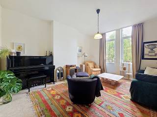 <p><span>Dit gunstig gelegen duplexappartement bevindt zich op wandelafstand van zowel het prachtige Citadelpark als het Gent-Sint-Pietersstation. Dankzij deze centrale ligging geniet u van een vlotte bereikbaarheid en bevinden winkels, horecazaken en openbaar vervoer zich binnen handbereik.</span></p><p><span>Via de inkomhal betreedt u de gezellige en lichtrijke leefruimte van ca. 20 m², die rechtstreeks toegang biedt tot het aangename balkon van 5 m². Aansluitend bevindt zich de ruime keuken van ca. 15 m², uitgerust met een enkele spoelbak, elektrische kookplaat, dampkap en voldoende kastruimte.</span></p><p><span>Op de bovenverdieping bevinden zich twee volwaardige slaapkamers van respectievelijk ca. 11,5 m² en 13,5 m². Eén van de kamers beschikt bovendien over een praktische dressingruimte van ca. 4 m², wat zorgt voor extra comfort en bergruimte.</span></p><p><span>De badkamer is voorzien van een ligbad en wastafel. Daarnaast beschikt het appartement over een afzonderlijke berging van ca. 5 m² met aansluiting voor een wasmachine.</span></p><p><span>Kortom, een comfortabel en goed gelegen appartement met twee slaapkamers, een balkon en tal van praktische troeven, ideaal voor wie op zoek is naar een aangename woonst in een bruisende omgeving.</span></p><p><span> </span></p><p><span>De maandelijkse huurlasten moeten nog bepaald worden in functie van maandelijkse poets beurten van de gemeenschappelijke delen.</span></p>