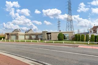 Voor meer info of een bezoek, bel 054 69 39 36 - TOPPER - Deze te renoveren bungalow is gelegen op een strategische locatie in Welle. Winkels,...