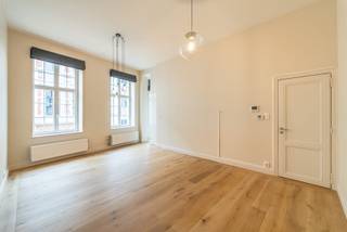 Instapklaar appartement van 88 m² met twee slaapkamers, op de eerste verdieping in het centrum van Antwerpen. Plafonds van 3,70 meter en grote ramen aan de straatkant.

Je komt binnen in de leefruimte, vooraan aan de straat: ruim 40 m² met de riante ramen en het plafond van 3.70 meter hoogte. Hierdoor valt er veel licht binnen. De keuken kan je apart vinden, maar heeft een gezelligheid die je enkel in originele oude panden vond.

De twee slaapkamers liggen aan de achterkant, weg van de straat, samen met de badkamer en een apart toilet. De elektriciteit is vernieuwd en het parket is opgeschuurd.
Verwarming op gas.

De Lange Nieuwstraat is levendig en centraal, je hebt de stad aan je deur. Toch blijft de straat heel rustig in de avond en nacht. 

Een garage is apart te koop, op 250 meter wandelen.We verkopen zonder makelaar, dus je praat rechtstreeks met de eigenaar.

Rechtstreekse kijkdagen in te boeken: https://xatilux.com/te-koop/lange-nieuwstraat-41/
