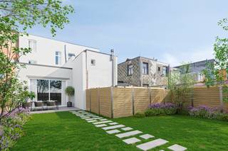 Aan de Van Den Hautelei 176 in Deurne-Zuid bieden we u dit uniek herenhuis te koop aan, vlakbij het geliefde Boekenbergpark. Dit herenhuis zijn ze volledig aan het renoveren en belooft een combinatie van authentieke elementen met een ultramodern wooncomfort. Deurne-Zuid is een fantastische locatie om te wonen: groen en goed bereikbaar! Winkels, scholen en openbaar vervoer liggen op wandelafstand. Zowel het Boekenbergpark en Te Boelaerpark liggen in de onmiddellijke omgeving. Ook het stadscentrum van Antwerpen is snel bereikbaar met de tram of fiets. Het herenhuis dat te koop staat hier in Deurne, beschikt over de volgende indeling: - Inkomhal - gezellige eetruimte op parketvloer - volledig uitgeruste open luxueuze leefkeuken - woonkamer met hoog plafond voorzien van groot raampartij met uitzicht op de tuin- apart gastentoilet - west-georiënteerde L-vormige tuin met terras - 2 badkamers - 4 slaapkamers- ondergrondse autostaanplaats verplicht mee aan te kopen Doordat het huis wordt voorzien van de nieuwste technieken (warmtepomp, groendak, zonnepanelen, etc.), kunnen we de alhier te koop aangeboden woning aanbieden als een BEN woning. Bent u op zoek naar een uniek herenhuis, die authentieke elementen heeft maar het comfort van een nieuwbouwwoning? Dan is het huis dat we te koop aanbieden hier in Deurne zeker een bezoek waard! Voor meer informatie of een gratis schatting van uw eigendom, contacteer ons vastgoedkantoor in Deurne: bel naar 03/666.66.66 of mail naar deurne@dewaele.com.