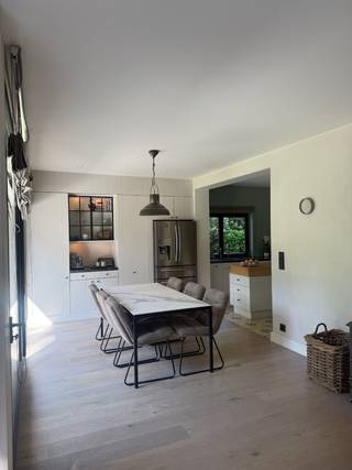 In een groene omgeving in Heide-Kalmthout bevindt zich deze stijlvolle, instapklare villa op een prachtig perceel van ca. 2.950 m², waar rust, privacy en luxe perfect samenkomen.<br /><br />De woning werd volledig gerenoveerd en uitgebreid, biedt een warme, tijdloze uitstraling met veel lichtinval en een hoog afwerkingsniveau. Ee werd veel aandacht besteed aan kwalitatieve materialen, maatwerk en praktische luxe. De indeling omvat een ruime leefruimte met zicht op de tuin, volledig uitgeruste keuken, bureauruimte, speelkamer, praktische wasruimte met zij-ingang, 4 volwaardige slaapkamers met ingemaakte bureau en kledingkasten en 2 badkamers + 1 in de poolhouse.<br /><br />Uitgebreid maatwerk en ingebouwde kasten zorgen voor extra comfort en een rustige uitstraling. De woning beschikt over zonnepanelen, laadmogelijkheden voor 2 wagens, uitgebreid alarm- en camerasysteem en elektrische toegangspoort.<br /><br />Ook buiten werd elk detail doordacht. De prachtig aangelegde tuin beschikt over een verwarmd zwembad met elektrisch rolluik, meerdere terrassen en een volledig uitgerust luxueuse poolhouse met bar, badkamer en technische ruimte, de ideale plek om te ontspannen of gasten te ontvangen. Achteraan bevindt zich een aparte speelzone voor kinderen.<br /><br />De woning biedt ruime parkeermogelijkheden. 2 overdekte parkeerplaatsen voorzien van laadmogelijkheden, 3 staanplaatsen en overdekte fietsstalling.<br /><br />Rustig gelegen in een groene, residentiële omgeving, op wandelafstand van winkels, scholen, bakker, slager, restaurants en het station, met een vlotte verbinding naar belangrijke invalswegen.<br /><br />Extra troeven:<br />✔ Perceel ca. 2.950 m²<br />✔ 4 slaapkamers – 2 badkamers<br />✔ Verwarmd zwembad met elektrisch rolluik<br />✔ Luxueuse poolhouse met bar en badkamer<br />✔ Zonnepanelen<br />✔ Overdekte parkeerplaatsen met laadmogelijkheden<br />✔ Maatwerk en ingebouwde kasten<br />✔ Alarm-en camerasysteem<br />✔ Elektrische toegangspoort<br />✔ Overdekt bbq terras met lounge-gedeelte<br />✔ Extra tuinberging<br />✔ Gevuld houtkot<br />✔ Kelder