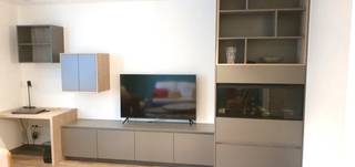 te huur : woning gelegen Lage kaart te Brasschaat , nieuwe woning met gelijkvloers kantoor of gastenkamer (slaapkamer) met aparte douche en lavabo , berging , terras stadstuintje garage , eerste verd : terras ,ruime volledig ingerichte keuken met eiland , eetkamer en living met ingemaakte kasten en sfeerhaard , 2 de verd hal met ingemaakte kasten, badkamer met inloopdouche ,lavabo met meubel ,toilet, slaapkamer met ingemaakte kasten . Beoordeling nieuwe woning voorzien van zonnepanelen warmtepomp volledig gemeubeld incl huisraad
Huurprijs 1950 € + 300 € nutsvoorzieningen water ,verwarming elektriciteit ,internet en wassen van de ramen aan de buitenkant DIRECT BESCHIKBAAR IDEAAL VOOR EXPATS !!!!!!!