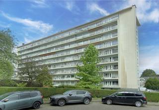 <p>Ontdek dit lichtrijke appartement met 1 slaapkamer en terras in Sint-Pieters-Woluwe, gelegen op de 7de verdieping van een verzorgde residentie met lift en een prachtig uitzicht over Brussel. Dankzij de vlotte verbinding naar het centrum van Brussel en de Brusselse ring, de nabijheid van openbaar vervoer en de campussen van de V.U.B. en U.L.B., geniet je hier van een bijzonder aangename en centrale woonomgeving.</p><p>Het appartement omvat een inkomhal met veiligheidsdeur en vestiaire, een ruime woonkamer met veel natuurlijke lichtinval, een ingerichte keuken, een grote slaapkamer, een badkamer en een afzonderlijk toilet. Daarnaast beschik je over een privatieve kelder en het gebruik van een mooie gemeenschappelijke tuin.</p><p>Dit instapklare appartement werd gerenoveerd in 2007 en is momenteel vrij van gebruik. Mogelijkheid tot aankoop van een ruime garagebox.</p><p><u>Interesse?</u><strong><u> Eerste bezoeken tijdens onze Avant Première op woensdag 13 mei en vrijdag 15 mei 2026.</u></strong></p><p>Plan uw bezoek nu via onze website van Living Stone of neem contact op via 0474/03.26.38 !<br />Documenten te raadplegen onder "downloads".<br /><br />Deze prijs is een richtprijs.</p><p></p><p>EPC Klasse E+ – 228kWh/m².</p>