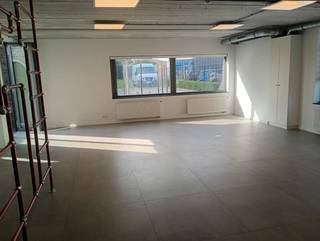 <p>Multi functionele woning/kantoor met tuin en EPC B<br />In de Boterstraat te Hombeek vindt u deze uitstekend onderhouden woning/kantoorruimte. Hier woont/werkt u dichtbij winkels, scholen, openbaar vervoer en andere faciliteiten. Dankzij de centrale ligging tussen Mechelen, Brussel en Leuven en de vlotte aansluitingen op de E19 geniet u bovendien van een vlotte bereikbaarheid.<br />Het gebouw is vandaag ingericht als kantoorruimte maar kan eenvoudig omgebouwd worden naar een luxe woning of 2 appartementen. De lichtrijke leefruimte en de grote raampartijen geven zicht op de tuin. elk verdiep is voorzien van een keuken en sanitaire blok en individuele verwarming, airco en ventilatie. Alsook zijn er per verdiep individuele nutsvoorzieningen wat opsplitsing héél eenvoudig maakt. Verder beschikt het over een volledige kelder.</p><p>De tuin en het ruime terras bieden rust, privacy en volop buitenplezier. Het gunstige EPC-label B dragen bovendien bij aan een energiezuinige en toekomstgerichte woonervaring.<br />Ontdek zelf de troeven van deze eigendom tijdens een bezoek</p>
