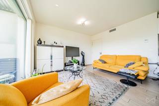We Invest vous présente un superbe appartement 1 chambre situé dans Mons au sein de la Résidence "Au fil des Grand-Près", proche de toutes les commodités (centre commercial, gare de Mons...). Il s'agit d'un appartement situé au 4ème et dernier étage avec ascenseur. <br /><br />Il est composé comme suit : hall d'entrée, wc séparé, buanderie, séjour ouvert sur une terrasse avec vue dégagée, cuisine entièrement équipée, une salle de bain et une chambre. Un emplacement de parking est également inclus.<br /><br />Caractéristiques techniques: <br />- Bâtiment récent de 2017<br />- Chauffage central au gaz<br />- Chaudière collective<br />- Châssis double vitrage en aluminium<br />- électricité conforme<br />- PEB Classe B - 20191219503350 - 6973 kWh/an - 99 kWh/m².an. <br />L'appartement est loué actuellement à un loyer de 792€ + 65€ pour les charges de copropriété, le chauffage et l'eau chaude.<br /><br />Infos &amp; visites : Sara Jockin au 0470/28.96.83 ou sur sara.jockin@weinvest.be<br />IPI 519.544