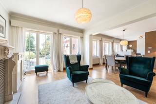 <p>Ruime en lichtrijke duplex te koop op topligging in het centrum van Zele.</p>
<p> </p>
<p>Dit appartement combineert een uitzonderlijk centrale ligging op de markt van Zele met een aangename en ruime indeling. De duplex geniet van veel natuurlijke lichtinval en biedt comfortabele leefruimtes voor wie centraal wil wonen in een residentiële omgeving nabij winkels, scholen en openbaar vervoer. Het grote terras vormt een mooie extra buitenruimte om te ontspannen of gasten te ontvangen. Daarnaast beschikt het appartement over een grote garage, een absolute meerwaarde in het centrum van Zele. Dankzij de praktische indeling en de ruime volumes is dit een interessante opportuniteit voor wie een top appartement in Zele wil kopen.</p>
<p> </p>
<p>Belangrijkste ruimtes:<br />• Ruime woonkamer met veel lichtinval<br />• Praktische keuken uitgerust met dubbele spoelbak, vaatwasser, dampkap, oven en elektrische kookplaat<br />• 2 comfortabele slaapkamers<br />• Badkamer met douche en enkele wastafel<br />• Apart toilet<br />• Groot terras met aangename buitenruimte<br />• Grote garage met extra opslagmogelijkheden</p>
<p> </p>
<p>Troeven:<br />• Zeer ruim en lichtrijk duplex appartement<br />• Groot terras en grote garage in het centrum van Zele<br />• Topligging op de markt, nabij winkels, scholen en openbaar vervoer</p>
<p> </p>
<p>Neem vandaag nog contact op voor een bezoek.</p>
<p> </p>
<p>JOUW DROOMAPPARTEMENT. ZO GEVONDEN!</p>