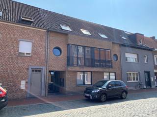 Instapklaar 1- slaapkamer appartement met ruim terras in het centrum van GierleEPC: 134 kWh/m² | Beschikbaar vanaf 01/08/2026 | Carport...