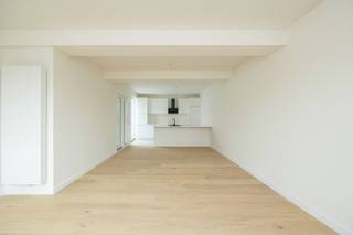 Gerenoveerd lichtrijk appartement op centrale ligging vlakbij winkels, openbaar vervoer, grote verbindingswegen,... Het appartement is zeer...