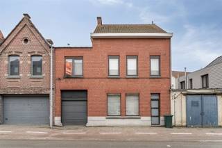 TOPPER !Ruime herenwoning centrum Oudenaarde Indeling :Een grote garage met elektrische poort, douche en toiletDe garage kan bv dienen als...