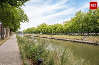 Op een toplocatie, in een rustige en aangename buurt vlak bij het bruisende stadscentrum, vindt u dit gelijkvloers appartement met veel potentieel.<br /><br />Het appartement beschikt over een lichtrijke leefruimte, een keuken en badkamer die goed in orde zijn, twee volwaardige slaapkamers en een kleine koer met handige achteringang. Ideaal voor wie graag wat buitenruimte heeft in de stad.<br /><br />Hoewel het appartement instapklaar is, kan het met een opfrissing volledig naar eigen smaak worden ingericht.<br /><br />Praktisch:<br /><br />-2 slaapkamers<br /><br />-Badkamer en keuken in goede staat<br /><br />-Kleine koer met achteruitgang<br /><br />Syndicale kosten: +- €200/maand<br /><br />Op wandelafstand van het centrum en alle voorzieningen<br /><br />Beschikbaar bij akte!<br /><br />Contacteer Top Vastgoed voor een bezoek op 0475 700 700