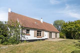 Zeer rustig gelegen, op een ruim perceel van 1273 m², in de Sint-Hermesstraat te Sint-Idesbald vinden we deze charmante woning te koop. Het...