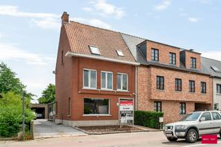 Aan de rand van Turnhout vindt u deze ruime halfopen bebouwing (o.a. 5 slaapkamers!) bestaande uit: grote kelder; gelijkvloers: inkomhal met toilet...