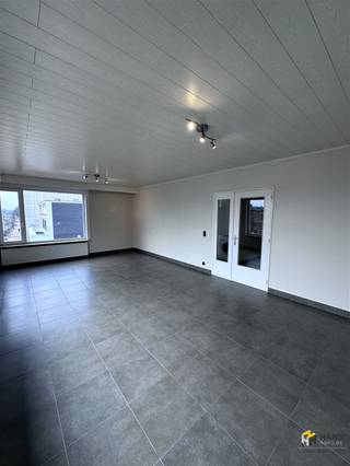 <p><span>Verzorgd appartement (92 m²) met 2 slaapkamers en terras in Borgerhout.</span></p><p><span> </span></p><p><span>Het pand behaalt een goede mobiliteitsscore dankzij de centrale ligging op de Dokter van De Perrelei vlak aan de af-/oprit van de snelweg. Je hebt de keuze tussen verschillende openbare vervoersmogelijkheden op wandelafstand en met de wagen bereik je de snelweg in slechts enkele minuten. Aan winkels en supermarkten is er geen gebrek in de nabije omgeving.</span></p><p><span> </span></p><p><span>De woning is gelegen op de tweede verdieping van een kleinschalig gebouw van 2 hoog. De vaste kosten bedragen 175 €/maand en omvatten koud/warm water, verwarming, onderhoud en elek. van de gemene delen en syndicus. </span></p><p><span> </span></p><p><span>Je komt binnen in de hal, die voor de verbinding zorgt tussen alle aanwezige ruimtes. Vooraan situeert zich de woonkamer met aparte keuken. De keuken is goed onderhouden en uitgerust met een kookvuur, dampkap, spoelbak, wasmachine, oven en frigo. Centraal in het appartement treffen we de badkamer met ligbad/douche en lavabo. Hiernaast is er nog een apart toilet. De 2 slaapkamers bevinden zich achteraan en vanuit de grootste heb je toegang tot het zuidwest-georiënteerde terras. Tot slot is er nog een private kelderberging. Voor meer info of een gratis schatting surf naar </span><span><span>www.hansimmo.be</span></span></p><p><span> </span></p>