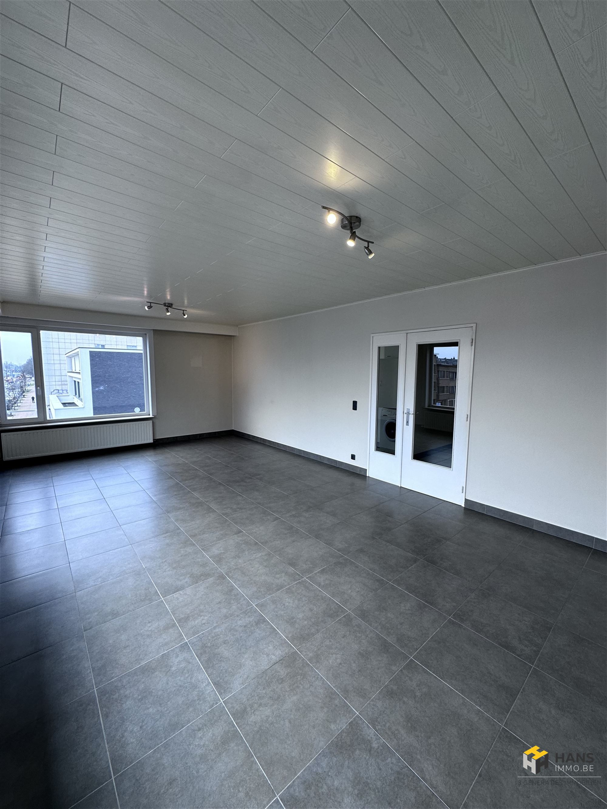 Verzorgd appartement (92 m²) met 2 slaapkamers en terras in Borgerhout. - foto 2