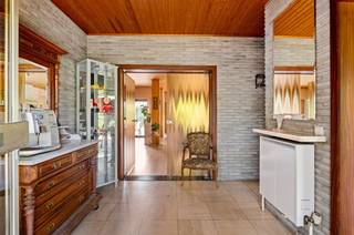 In een rustige en residentiële omgeving in Bonheiden bevindt zich deze bijzonder lichtrijke en ruime laagbouwvilla. De woning biedt een...