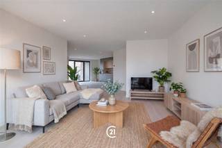<p>In het centrum van Brakel bevindt zich deze moderne en <strong>bijna-energieneutrale nieuwbouwwoning</strong> (BEN), ideaal voor wie comfortabel en duurzaam wil wonen.</p><p><strong>Extra troef: verkoop onder registratierechten (geen 21% btw).</strong></p><p>U komt binnen via een overdekte inkomhal met praktische bergruimte, waar ook fietsen kunnen worden gestald. De lichtrijke leefruimte met open keuken vormt het hart van de woning en sluit mooi aan op de tuin. De woning is <strong>kwalitatief</strong> afgewerkt en beschikt over een ruime technische berging en een gastentoilet op het gelijkvloers.</p><p>Op de verdieping bevinden zich twee <strong>ruime</strong> slaapkamers en een moderne badkamer met inloopdouche. De zolder, bereikbaar via een vaste trap, kan perfect ingericht worden als extra slaapkamer. In totaal is er mogelijkheid tot vier slaapkamers.<br />Buiten geniet u van een terras en omheinde tuin. Parkeermogelijkheden bevinden zich vlakbij.</p><p>De woning is uitgerust met vloerverwarming, warmtepomp, zonnepanelen en HR++ beglazing, wat zorgt voor een energiezuinige en toekomstgerichte woonervaring.</p><p>Ideaal gelegen, met winkels, scholen en openbaar vervoer op wandelafstand.</p><p>Voor meer info of een bezoek, contacteer ons kantoor.</p>