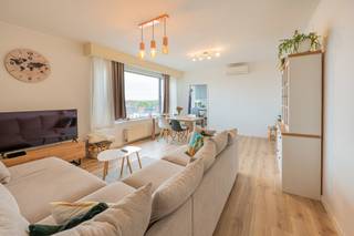 <p>Op zoek naar een instapklaar appartement op een strategische ligging in Mechelen? Dit lichtrijke en smaakvol gerenoveerde appartement op de vijfde en bovenste verdieping combineert comfort, rust en een uitstekende bereikbaarheid.</p>
<p>Bij het betreden van het appartement valt meteen de aangename leefruimte op, waar grote raampartijen zorgen voor een overvloed aan natuurlijk licht en een mooi open zicht. De warme afwerking en hedendaagse materialen creëren een gezellige en verzorgde sfeer. Aansluitend bevindt zich de volledig uitgeruste keuken, praktisch ingericht en perfect geïntegreerd in het geheel.</p>
<p>Het appartement beschikt over twee volwaardige slaapkamers, ideaal voor een koppel, een klein gezin of als combinatie wonen/werken. De badkamer is functioneel en modern ingericht, en wordt aangevuld met een apart gastentoilet.</p>
<p>Gelegen in de gegeerde buurt rond het Vrijbroekpark – zonder twijfel één van de meest aangename woonomgevingen van Mechelen – geniet u hier van een groene en rustige omgeving, terwijl het bruisende stadscentrum zich op korte afstand bevindt. Bovendien zorgen de vlotte verbindingswegen en nabijheid van openbaar vervoer voor een uitstekende mobiliteit.</p>
<p>Extra troef is de privatieve kelderberging, die zorgt voor bijkomende opbergruimte.</p>
<p>Kortom, een ideaal appartement voor wie comfortabel wil wonen op een toplocatie, met alles binnen handbereik.</p>