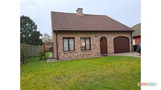 Een vrijstaande woning bestaande uit een woonkamer, keuken, 1 slaapkamer, badkamer, inpandige garage, overdekt terras, tuin met tuinberging...