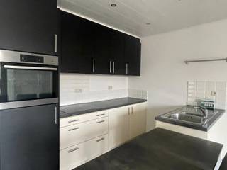 <p>Licht appartement met terras in Sint-Jozef Rijkevorsel</p>
<p><strong>Beschrijving:</strong><br />Op de tweede verdieping van een kleinschalig gebouw in Sint-Jozef (Rijkevorsel) bevindt zich dit verzorgde appartement. De ligging is rustig maar toch nabij het centrum en biedt een vlotte verbinding richting Hoogstraten en Turnhout. De indeling omvat een inkomhal met gastentoilet, een lichtrijke leefruimte met open keuken, een badkamer met douche, een ruime slaapkamer en een aparte wasplaats. Via het schuifraam in de leefruimte bereik je het aangename terras, waar het prettig vertoeven is. Een garage op het gelijkvloers biedt extra comfort. Het gebouw beschikt niet over een lift, wat de gemeenschappelijke kosten beperkt houdt. Een praktisch en aangenaam appartement op een gunstige locatie, ideaal voor wie rustig wil wonen met alle voorzieningen binnen handbereik</p>