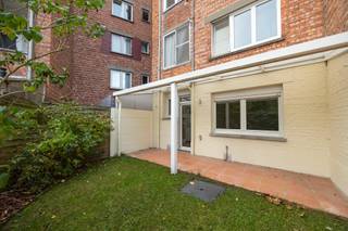 ADVIESPRIJS – BIEDINGEN OP OF BOVEN DIT BEDRAG ZIJN TOEGAELATENInstapklaar en volledig vernieuwd gelijkvloersappartement met zuidgerichte tuin (22m²)...