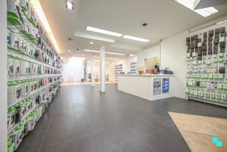 In het centrum van Izegem, ter hoogte van de Marktstraat, vinden we dit gemengd gebouw bestaande uit een handelsruimte met bovenliggend duplex appartement. De handelsruimte beschikt over een brede vitrine en voldoende zichtbaarheid. Het bovenliggend appartement heeft een aparte toegangsdeur. Beiden zijn op heden apart verhuurd voor een gezamenlijke huurprijs van €1.590 / maand. Perfect voor wie op zoek is naar een interessante investeringseigendom. De kelder is te bereiken vanuit het handelsgedeelte. Het gelijkvloers bestaat uit de handelsruimte, kleine kitchenette en apart toilet. De eerste verdieping bestaat uit de inkomhal, leefruimte, geïnstalleerde keuken, polyvalente ruimte met doorgang naar de geïnstalleerde badkamer (ligbad, douche, dubbele wastafel en handdoekradiator). Op de tweede verdieping betreft het de nachthal en drie slaapkamers. De zolderruime werd geïsoleerd. Er is een klein terras beschikbaar bij het duplexappartement dat toegankelijk is via de keuken. Verwarming op gas in handelsgedeelte | Verwarming op elektriciteit in duplex appartement | Zolderverdieping geïsoleerd met 16cm minerale wol | HR en dubbele beglazing | Uiterst interessante investeringseigendom. Laurence (BIV 541 501) organiseert voor dit gemend gebouw de bezoeken, mits het maken van een afspraak.