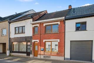 Deze woning met renovatiemogelijkheden is gunstig gelegen in de nabijheid van station, winkels, scholen, waardoor alle voorzieningen vlot bereikbaar zijn. <br />Indeling : inkomhal, gezellige woonkamer, eetplaats, keuken en badkamer. Op de eerste verdieping bevinden zich 2 slaapkamers. <br />Achteraan is er een gezellig tuintje met tuinhuis en fietsenberging en een handige achteruitgang die rechtstreeks toegang geeft tot het park.<br />Deze woning biedt heel wat potentieel voor wie graag een woning naar eigen smaak wil opfrissen. <br />Voor meer info mail vero@berno.be of bel 0471/27 38 03.