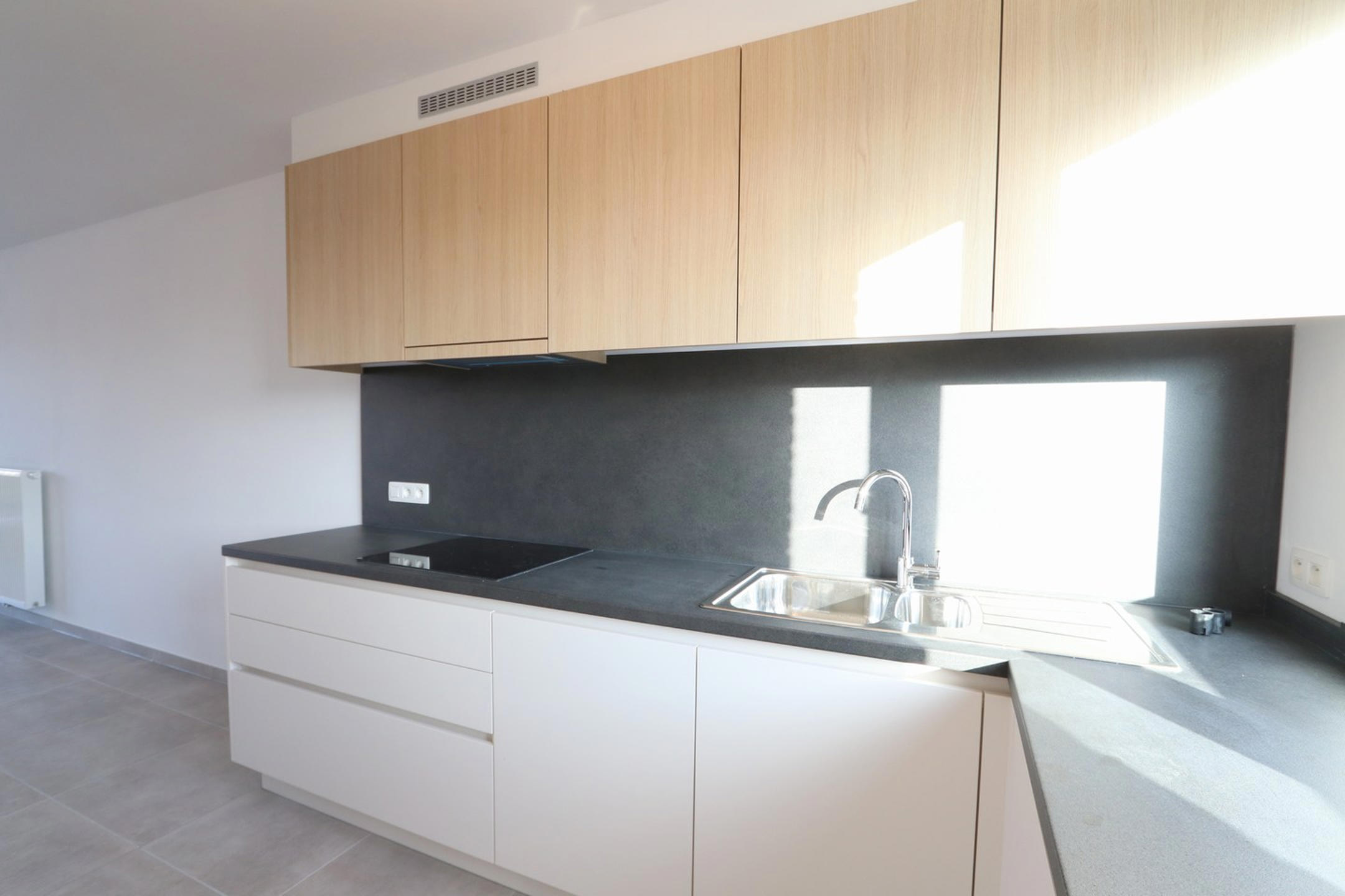 Prachtig nieuwbouwappartement met terras én autostaanplaats te huur in centrum Beveren! - foto 5