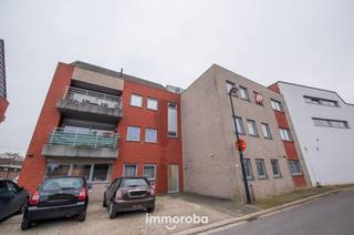 Dit appartement ligt vlakbij het station van Waregem én het centrum.Indeling van het appartement:Inkomhal met apart toilet, woonkamer met half...